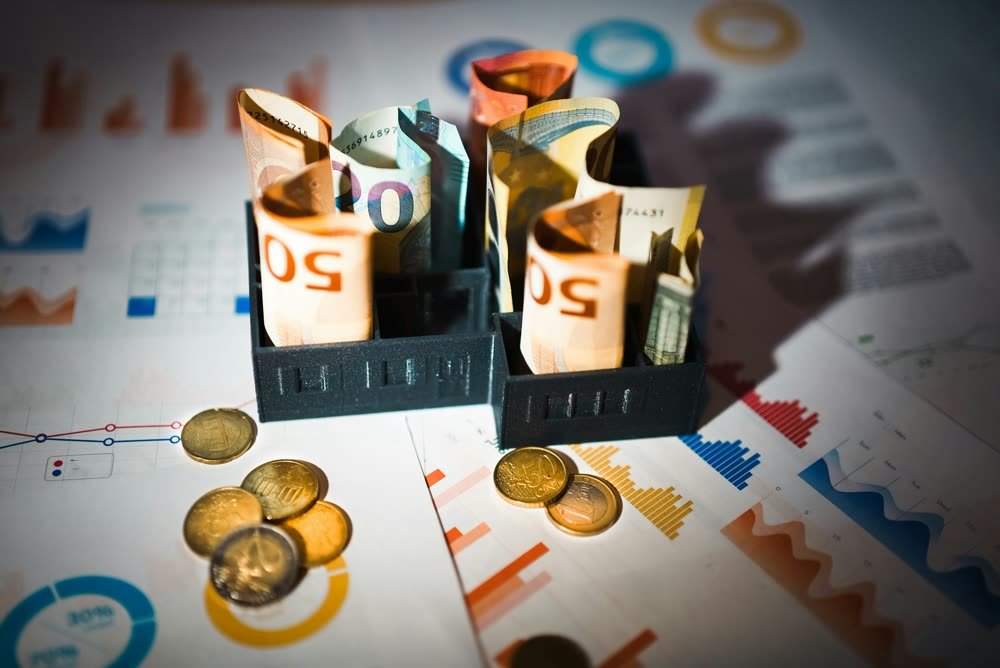Financial chart comparing fixed and variable mortgage interest rates